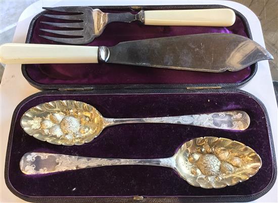 Cased pair of berry spoons and pair of plated fish eaters